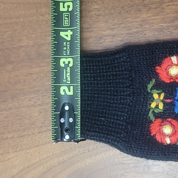 Adorable Embroidered Mittens - Floral Delight! - Picture 5 of 7